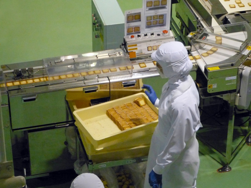 ecommerce-SIX FOURS LES PLAGES-min_japan_sapporo_chocolate_factory_label_packaging_cookie_machine_operator-961505